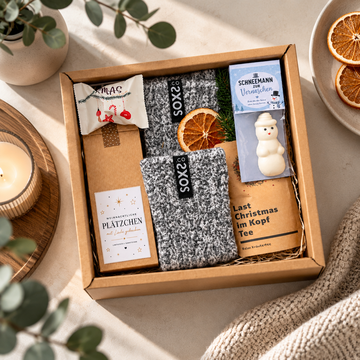 Weihnachtsbox mit Plätzchen, Socken, Tee und süßen Sachen